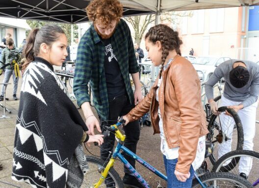 journee-de-la-solidarite-atelier-reparation-petit-electromengager-et-de-velos-plantations-reprise-de-vetements-musique-maquillage