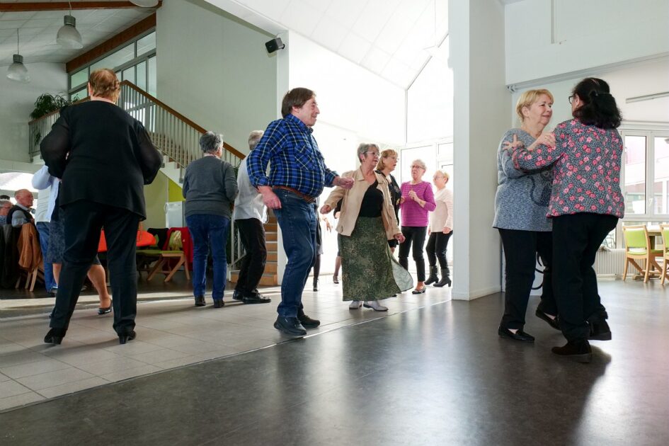 Photo d'un repas animé à la résidence Ambroise-Croizat, où les seniors dansent.